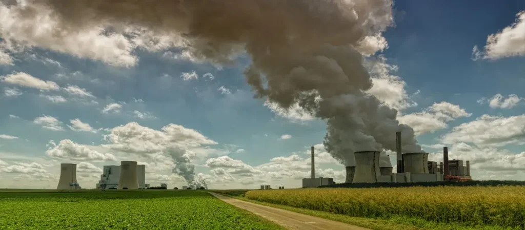 industria che emette inquinanti nell'atmosfera