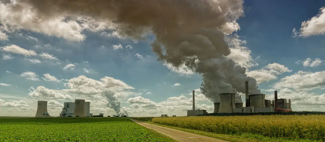 industria che emette inquinanti nell'atmosfera