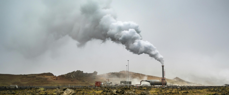 fabbrica con grandi emissioni di co2 e GHG